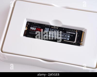 Tambow, Russische Föderation - 07. April 2022 Eine brandneue Samsung SSD 980 pro m2 in der Kunststoffbox. Stockfoto