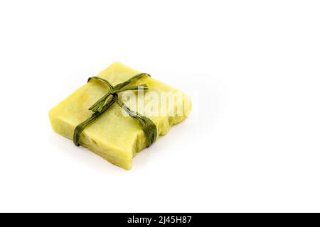 Natürliche handgemachte Seifenstücke auf Holzhintergrund. Spa Bio-Seife in Öko-Papier-Verpackung. Hochwertige Fotos Stockfoto