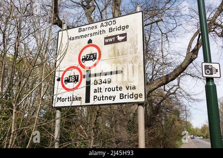 Barnes A305 und Hammersmith Bridge verwittertes Verkehrsschild auf Barnes Common, London, SW13, England, Großbritannien Stockfoto