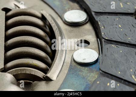 Gebrauchte Autokupplung mit Dämpferfedern und Reibungsbelägen, isoliert auf weißem Hintergrund. Stockfoto