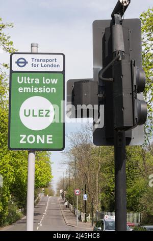 Schilder, die den Start der Ultra-Low Emission Zone Transport for London (TFL) an der Rocks Lane in Barnes, im Südwesten Londons, England, kennzeichnen Stockfoto