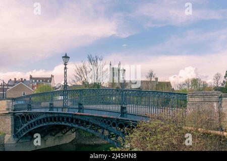 Milton Keynes,Großbritannien,April 8,2022:die historische Tickford Iron Bridge mit der Kirche St. Peter und St. Paul im Hintergrund, Newport Pagnell, B Stockfoto