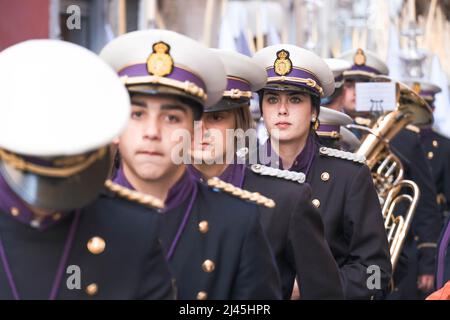 Badajoz, 03, 10, 2022. Mitglieder einer Gruppe von Bugles und Trommeln, die eine Karwoche-Prozession begleiteten. Traditionelle Feiertage. Ostern in Spanien Stockfoto