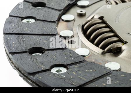 Gebrauchte Autokupplung mit Dämpferfedern und Reibungsbelägen, isoliert auf weißem Hintergrund. Stockfoto