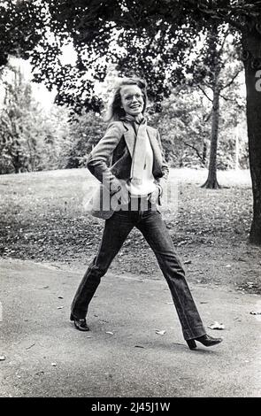 Ein Foto der Model-Schauspielerin Shelley Hack aus dem Jahr 1979, das ihren Werbespot für Revlon als Charlie Girl nachahmt. Im Central Park, Manhattan, New York City. Stockfoto