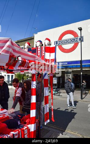 Arsenal U-Bahnstation mit Verkaufsstand für Fußballschals im Vordergrund in der Gegend von Highbury in Islington London, England, Großbritannien - Stockfoto