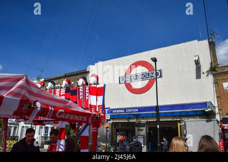 Arsenal U-Bahnstation mit Verkaufsstand für Fußballschals im Vordergrund in der Gegend von Highbury in Islington London, England, Großbritannien - Stockfoto