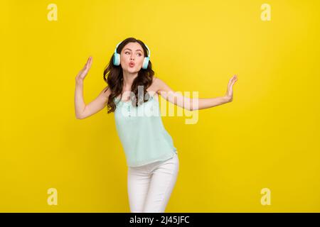 Foto von überglücklich aktiven Tanz Attraktive charmante Dame hören Musik im Headset auf gelbem Hintergrund isoliert Stockfoto