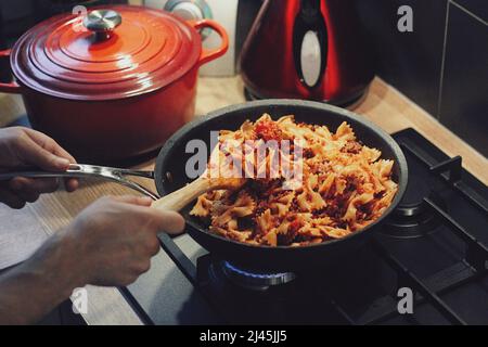 Pasta wird in einer Pfanne zubereitet Stockfoto