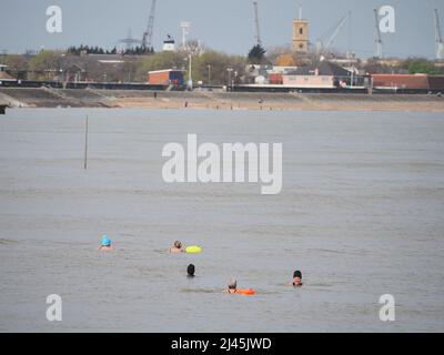 Sheerness, Kent, Großbritannien. 12. April 2022. UK Wetter: Ein sonniger Morgen in Sheerness, Kent. Kredit: James Bell/Alamy Live Nachrichten Stockfoto