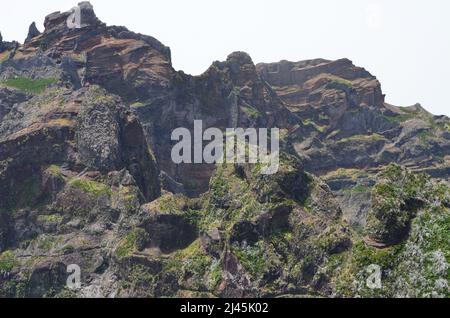 Zerklüftete vulkanische Gipfel der Insel Madeira, Portugal, das letzte Refugium des vom Aussterben bedrohten Zino-Sturmsturmläuchens Stockfoto