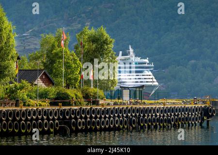 Kreuzfahrtschiff Liner und Fjordhafen in Flam, Norwegen Stockfoto