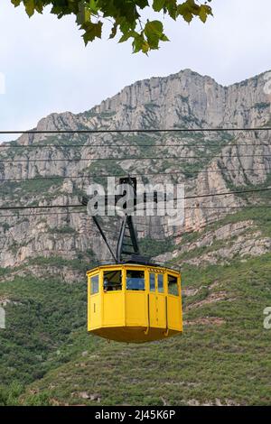 Spanien, Katalonien, Monistrol de Montserrat: Die gelbe Seilbahn Aeri de Montserrat wurde 1930 eingeweiht und bietet eine der Zugangsmöglichkeiten zum Mon Stockfoto