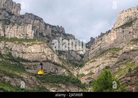 Spanien, Katalonien, Monistrol de Montserrat: Die gelbe Seilbahn Aeri de Montserrat wurde 1930 eingeweiht und bietet eine der Zugangsmöglichkeiten zum Mon Stockfoto