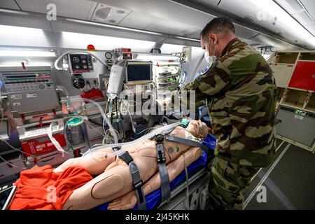 A330 Phenix der französischen Luft- und Raumfahrtstreitkräfte auf dem Luftwaffenstützpunkt Evreux-Fauville (BA 105) anlässlich eines Evakuierungstrainings für die Opfer auf Novembe Stockfoto