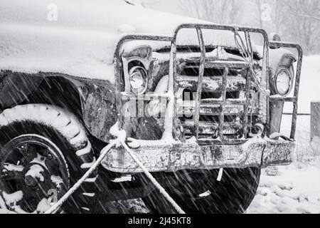 Dieser alte International Harvester Flachbett-LKW fährt einen weiteren Wintersturm auf das Los eines kommerziellen Fischers in der Nähe von Baileys Harbor, Door County WI Stockfoto