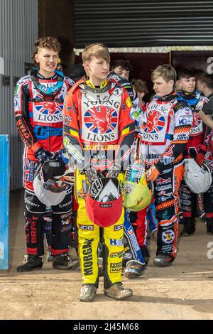 Vinnie Foord, Harry McGurk, Sam Hagon sind bereit für den Start. Motorrad Speedway Fahrer. Halbfinale der britischen U-21 in Mildenhall am 10. April 2022 Stockfoto