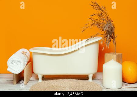 Modernes Bad mit orangefarbener Wand. Minimalistisches, trendiges Innendesign. Speicherplatz kopieren. Stockfoto