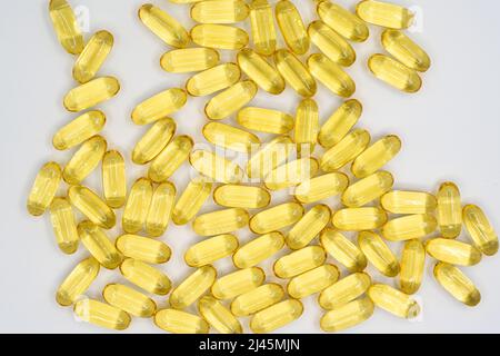 Lebertran Omega 3 Kapseln auf weißem Hintergrund Stockfoto