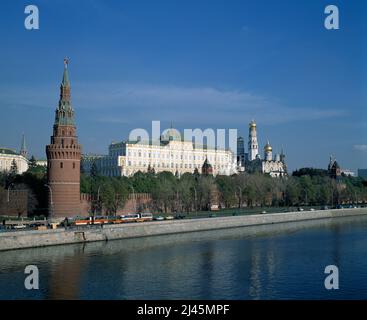 Russland. Moskau. Kreml von der anderen Seite des Flusses Moskva aus gesehen. Stockfoto