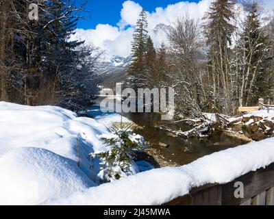 Strom, der in den Grundlsee fließt. In deutscher Sprache Stimitzbach genannt. Schöne Aussicht in winterlicher Landschaft. Grundlsee, Oberösterreich Stockfoto