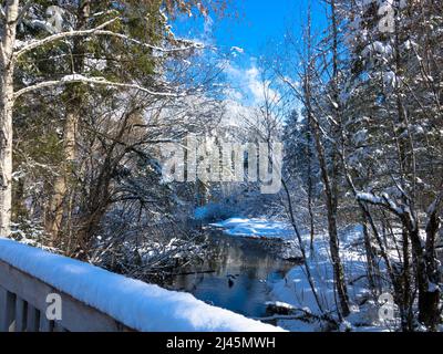 Strom, der in den Grundlsee fließt. In deutscher Sprache Stimitzbach genannt. Schöne Aussicht in winterlicher Landschaft. Grundlsee, Oberösterreich Stockfoto