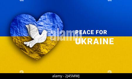 Flagge der Ukraine in Papierherzform mit Friedenstaube. Stockfoto