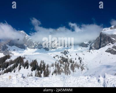 Panoramablick auf verschneite Winterpanoramen der Dachsteinalpen. Der Dachsteingletscher ist der höchste Berg in Oberösterreich, der Steiermark. Ewiges Eis im A Stockfoto