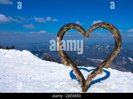 Wunderschöne Selfi-Vorlage. Ein mit Blumen dekoriertes Herz. Zwölferhorn, St. Gilgen, Oberösterreich Stockfoto