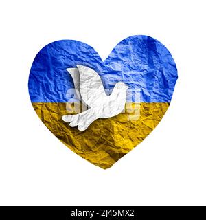 Flagge der Ukraine in Papierherzform mit Friedenstaube. Isoliert auf Weiß. Stockfoto
