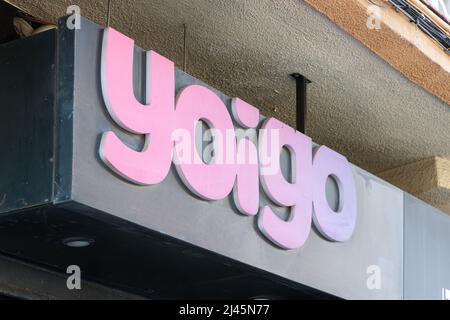 VALENCIA, SPANIEN - 07. APRIL 2022: Yoigo ist Mobilfunkanbieter in Spanien und eine Tochtergesellschaft des spanischen Telekommunikationsunternehmens MasMovil Stockfoto