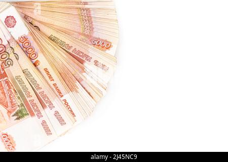 Banknoten russischer Rubel verschiedener Stückelungen auf weißem Hintergrund. Fünftausend Rubel Stockfoto