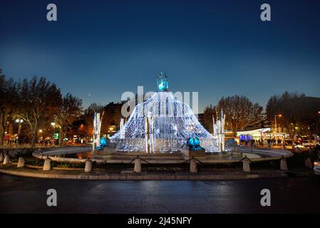 Fontaine de la Rotonde (1860) Straßenbrunnen und Weihnachtslichter Aix-en-Provence Provence Frankreich