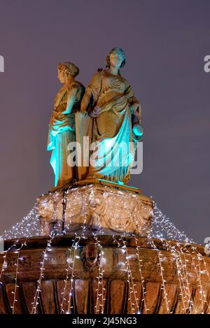 Weibliche Skulpturen oder Statuen auf der Fontaine de la Rotonde (1860) Straßenbrunnen und Weihnachtslichter Aix-en-Provence Provence Frankreich