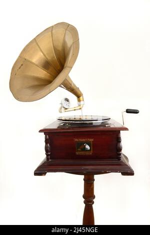 Old, Vintage, Antique oder Early c20. Gramophone produziert von The Gramophone Company Limited, alias His Master's Voice (HMV) on White Background Stockfoto