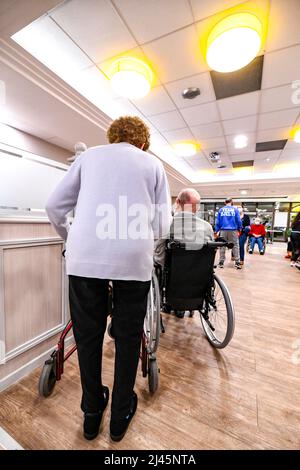 Pflegeheim „EHPAD Les Cents Clochers“ in Rouen (Normandie, Nordfrankreich): Ältere Menschen, die Zimmer-Rahmen und Rollstühle benutzen Stockfoto