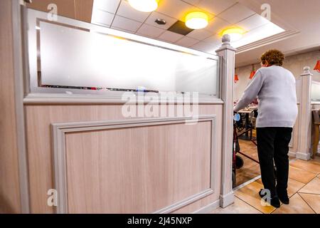 Pflegeheim „EHPAD Les Cents Clochers“ in Rouen (Normandie, Nordfrankreich): Ältere Menschen mit einem Zimmer-Rahmen Stockfoto