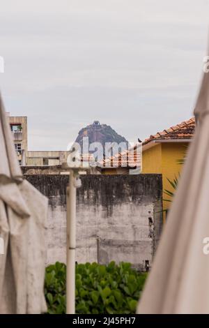 sugarloaf Berg, aus der Nachbarschaft von Botafogo in Rio de Janeiro, Brasilien gesehen. Stockfoto