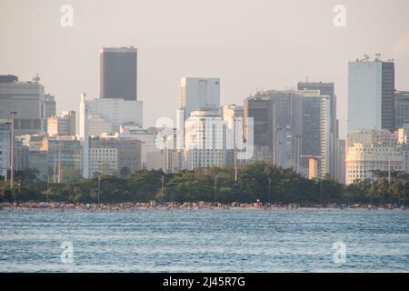 flamengo Strand, mit den Gebäuden der Innenstadt von Rio de Janeiro, Brasilien. Stockfoto