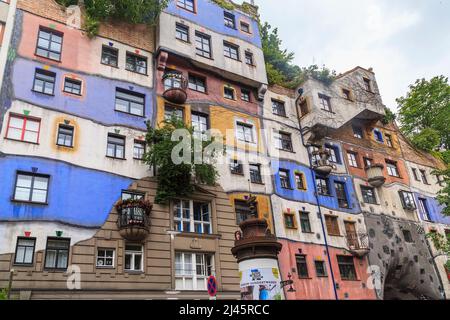 WIEN, ÖSTERREICH - 22. MAI 2019: Dies ist ein Fragment der Fassade des berühmten modernistischen Hundertwasserhauses. Stockfoto