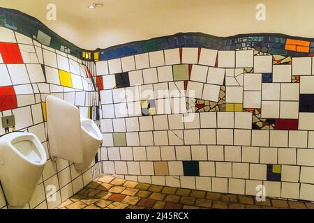 WIEN, ÖSTERREICH - 22. MAI 2019: Dies ist ein Fragment des Toiletteninnenraums im Jugendstil der Galerie Hundertwasser Village. Stockfoto