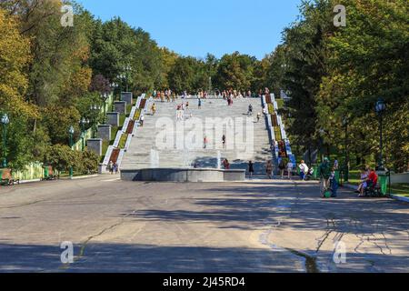 CHARKOW, UKRAINE - 24. AUGUST 2019: Dies ist eine Treppe mit Brunnen im Schewtschenko-Garten. Stockfoto