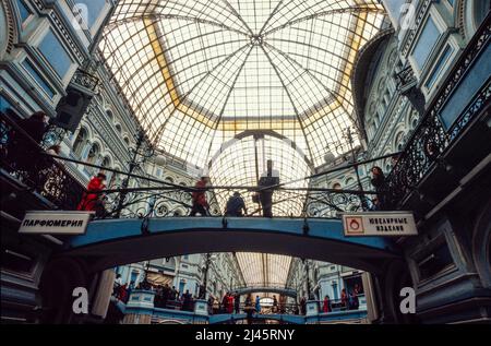 Im GUM-Kaufhaus gegenüber dem Roten Platz im Gebiet Kitai-gorod – selbst traditionell ein Handelszentrum Moskaus, Mai 1990 Stockfoto