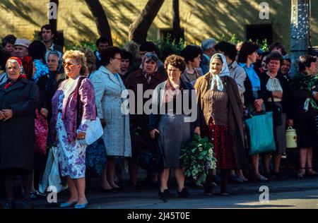 Die Menschen bringen zu Ostern Blumen in das Dreifaltigkeitslawra des Hl. Sergius, das wichtigste russische Kloster der Russischen Orthodoxen Kirche, in Sergijew Posad, 70 km von Moskau entfernt., Mai 1990 Stockfoto