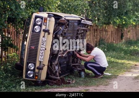Ein Mann, der an seinem Lada-Auto arbeitet, in der Stadt Sergiyev Posad, 70 km von Moskau entfernt. Stockfoto