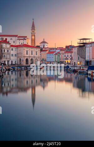 Piran, Slowenien. Stadtbild des schönen Piran, Slowenien bei Sonnenaufgang im Frühling. Stockfoto