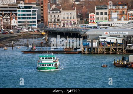 Spirit of Gosport ist eine Passagierfähre, die Gosport und Portsmouth über den Hafen von Portsmouth verbindet. Es wird von der Firma Gosport Ferry betrieben. Stockfoto