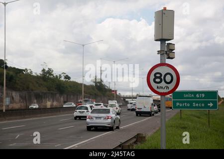 Radar para controle de velocidade de Veículos na rodovia BR 324 na cidade de Salvador, nesta segunda-feira (11) (Joá Souza/ Futura Press). Stockfoto