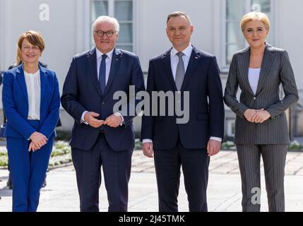 Warschau, Polen. 12. April 2022. Bundespräsident Frank-Walter Steinmeier (2. v.l.) und seine Frau Elke Büdenbender (l.) werden während ihrer eintägigen Reise nach Polen vom polnischen Präsidenten Andrzej Duda (2. v.r.) und seiner Frau Agata Kornhauser-Duda (r.) begrüßt. Berlin;Polen;Ukraine;Reise;Deutschland Kredit: Jens Büttner/dpa/Alamy Live News Stockfoto