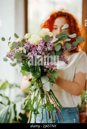 Floristin Frau schafft Blumenarrangement in einer runden Box. Schönes Bouquet von gemischten Blumen. Blumengeschäft Konzept. Schöner frischer Haufen. Stockfoto